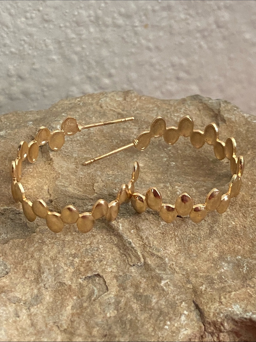 5/$10❤️❤️❤️NEW Gold Tone Zinc Alloy Floral Link Hoop Stud Earrings
